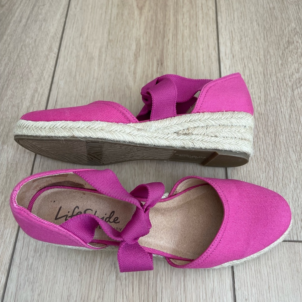 Lifestride 8.5 wedge shoes
Regular width
New no tag or box - Picture 4 of 5